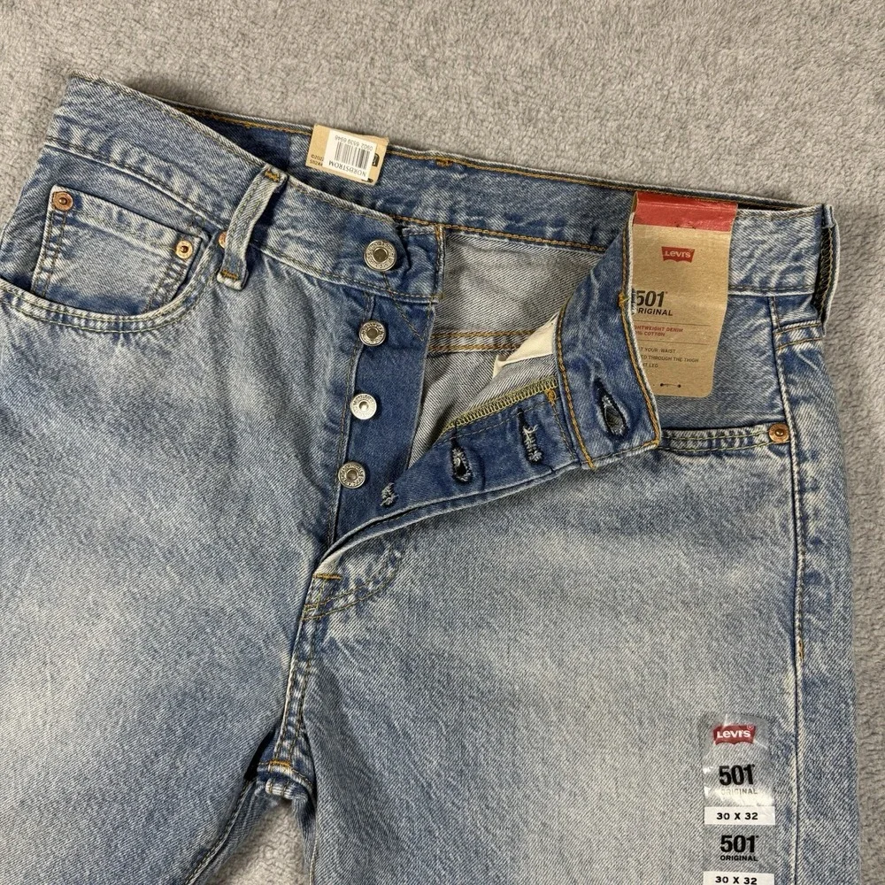 NWT Levi's 501 Original Jeans 30x32 Light Wash Blue Straight Leg Button Fly
